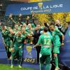 L'AS Saint-Etienne fête sa victoire en finale de la Coupe de la Ligue face à Rennes, le 20 avril 2013, tandis que le domicile de Fraisses de l'attaquant des Verts Pierre-Emerick Aubameyang (à droite) se fait cambrioler...