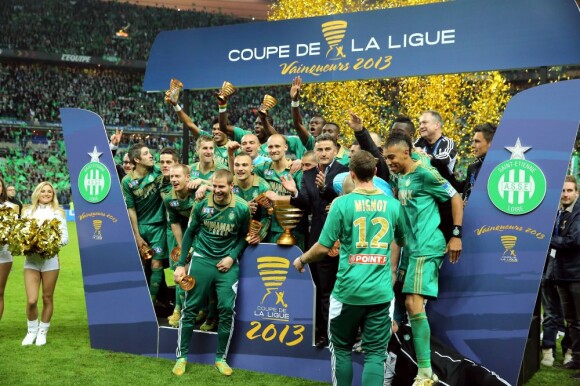L'AS Saint-Etienne fête sa victoire en finale de la Coupe de la Ligue face à Rennes, le 20 avril 2013, tandis que le domicile de Fraisses de l'attaquant des Verts Pierre-Emerick Aubameyang (à droite) se fait cambrioler...