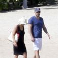 Matt Damon et sa femme Luciana renouvellent leurs voeux après huit ans de mariage sur l'île de Sainte-Lucie. Avant la cérémonie, le couple et leurs amis se sont amusés sur la plage et dans l'eau. Photo prise le 13 avril 2013. Ici on peut voir Ben Affleck