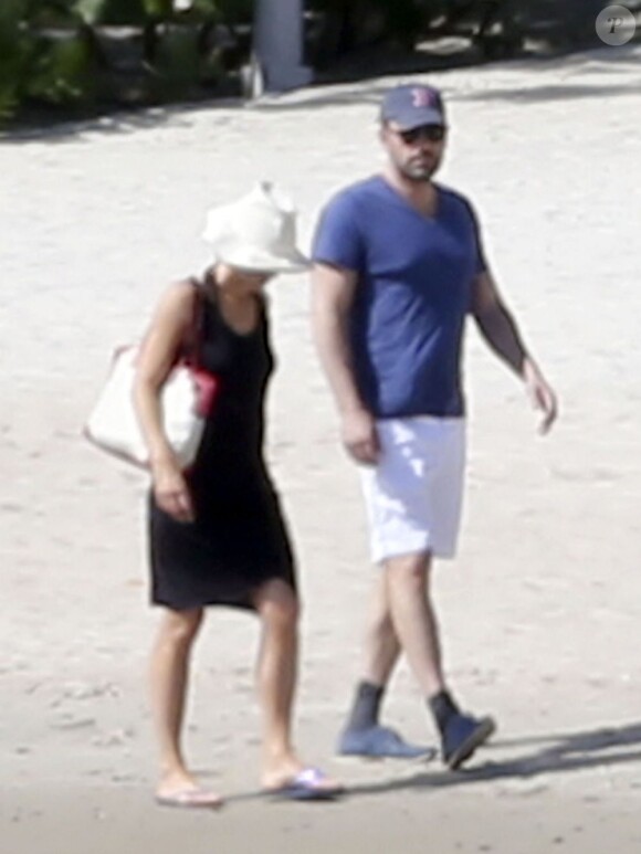 Matt Damon et sa femme Luciana renouvellent leurs voeux après huit ans de mariage sur l'île de Sainte-Lucie. Avant la cérémonie, le couple et leurs amis se sont amusés sur la plage et dans l'eau. Photo prise le 13 avril 2013. Ici on peut voir Ben Affleck