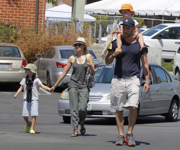 Liev Schreiber et Naomi Watts au côté de leurs enfants Alexander et Samuel au Kids Earth Day à Los Angeles, le 21 avril 2013.
