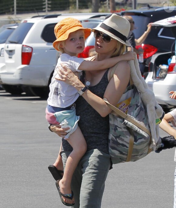 Naomi Watts et Samuel se rendent en famille au Kids Earth Day à Los Angeles, le 21 avril 2013.