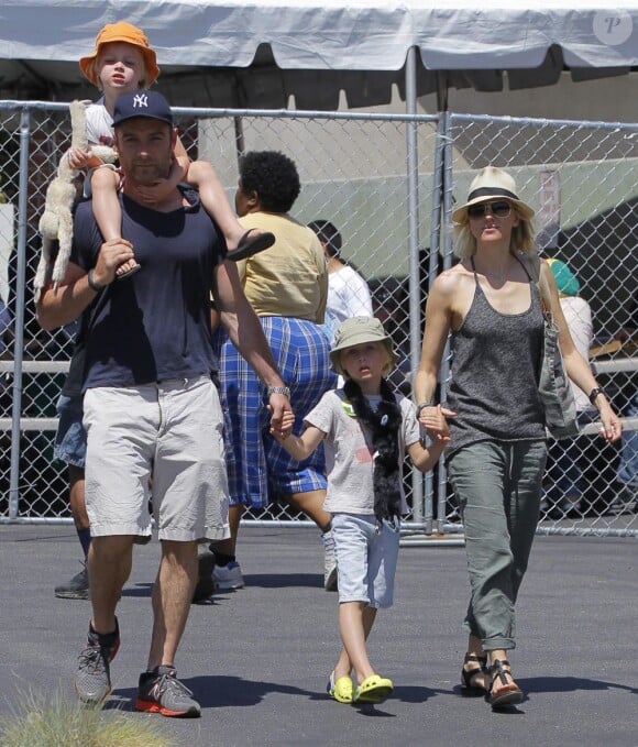 Liev Schreiber, Naomi Watts et ses deux enfants au Kids Earth Day à Los Angeles, le 21 avril 2013.