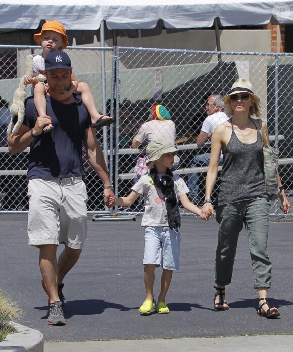 Liev Schreiber et Naomi Watts au Kids Earth Day à Los Angeles, le 21 avril 2013 avec leurs enfants.