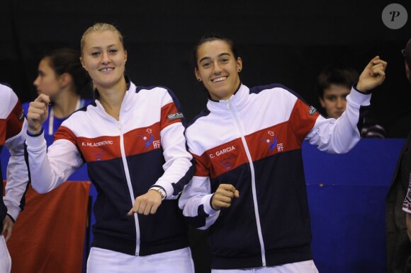 Kristina Mladenovic et Caroline Garcia à Besançon le 21 avril 2013 dans son match victorieux pour le maintien en 2e division face au Kazakhstan
