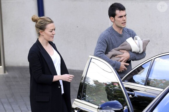Marta Ortega, héritière d'Inditex (Zara), et son mari le cavalier Sergio Alvarez avec leur bébé Amancio à la sortie de la maternité de La Corogne le 8 mars 2013, 3 jours après sa naissance.