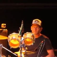 Lance Armstrong à la batterie lors d'un concert du groupe Lance Herbstrong à Austin le 20 avril 2013