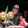 Lance Armstrong retrouve le sourire en prenant les baguettes lors d'un concert du groupe Lance Herbstrong, fondé par trois de ses amis, lors d'un festival à Austin le 20 avril 2013