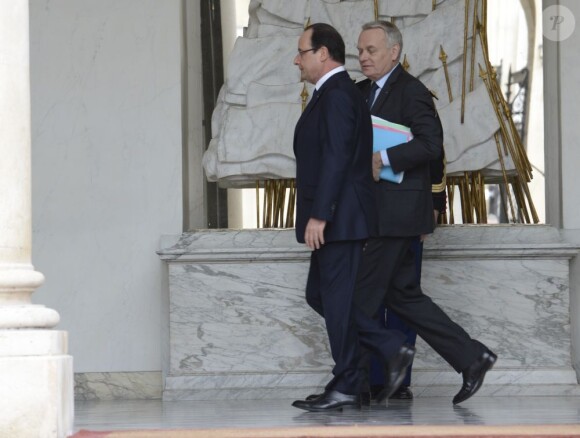Francois Hollande et Jean Marc Ayrault à la sortie du conseil des ministres au palais de l'Elysée à Paris le 10 avril 2013.