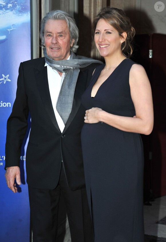 Alain Delon et Maud Fontenoy à Paris le 9 avril 2013 à l'occasion du Gala annuel donné en l'honneur de la Fondation Maud Fontenoy à l'Hôtel de la Marine à Paris