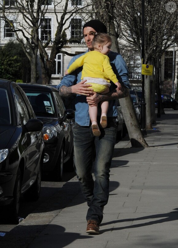 David Beckham profite d'un instant en tête à tête avec sa fille Harper dans les rues de Notting Hill à Londres. Le 24 avril 2013.