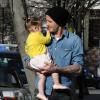 Le sportif David Beckham et sa fille Harper dans les rues de Notting Hill à Londres. Le 24 avril 2013.