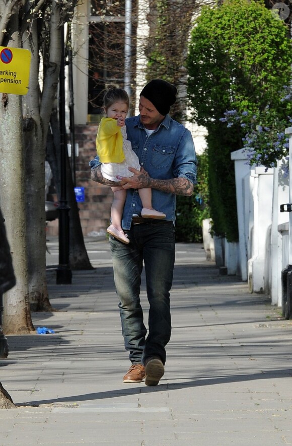 David Beckham et Harper Beckham dans les rues de Notting Hill à Londres. Le 24 avril 2013.