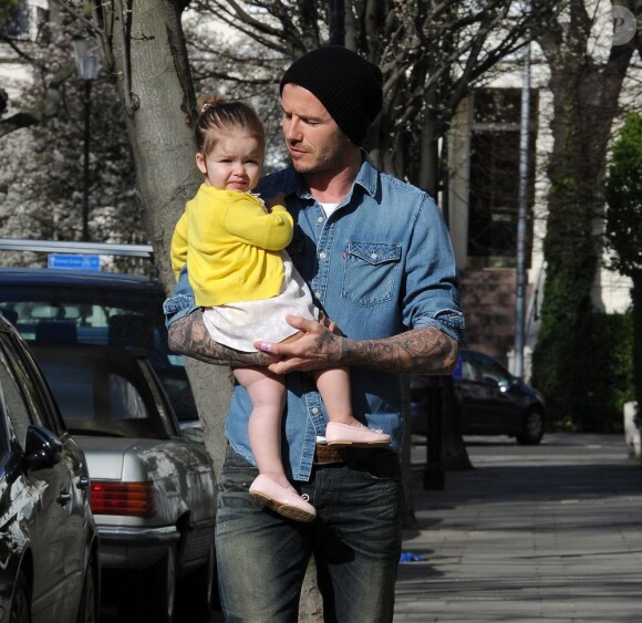 David Beckham et sa fille Harper se baladent dans les rues de Notting Hill à Londres. Le 24 avril 2013.