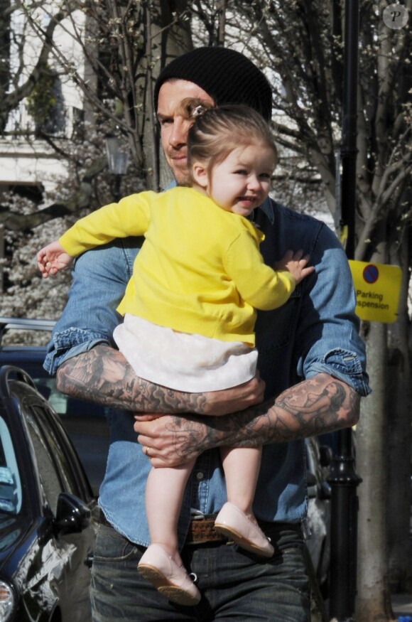 Le footballeur David Beckham et son adorable fille Harper dans les rues de Notting Hill à Londres. Le 24 avril 2013.