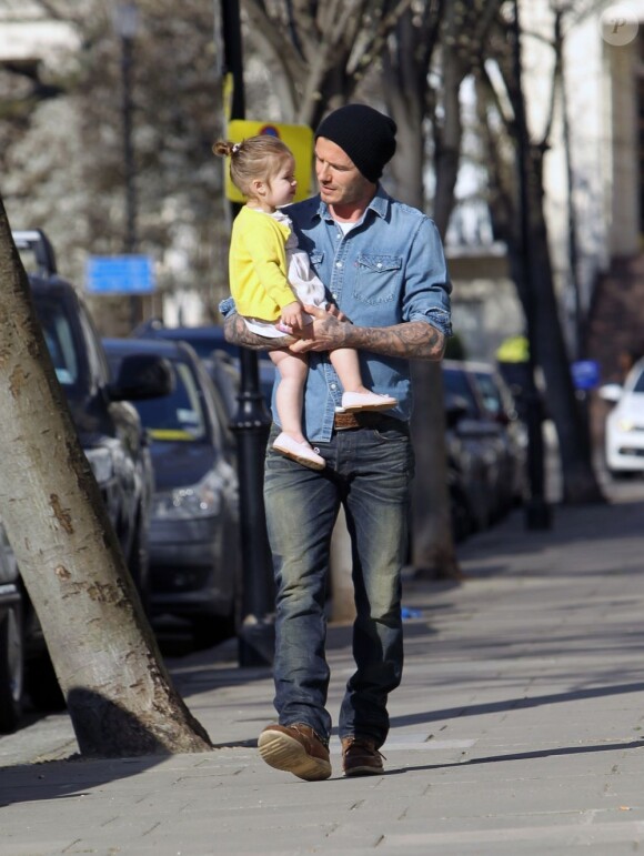 David Beckham et sa petite fille Harper se promènent à Londres, le 24 avril 2013.