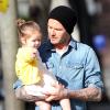 David Beckham et sa fille Harper se promènent à Londres, le 24 avril 2013.