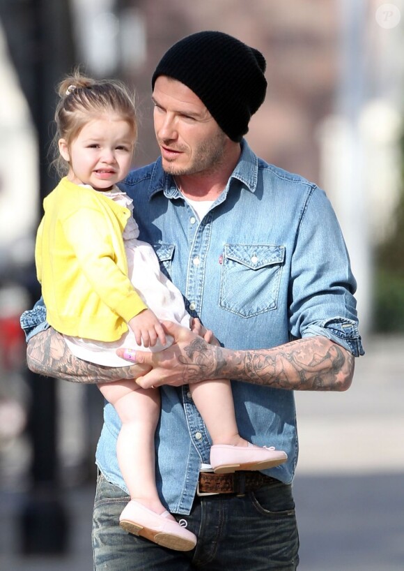 David Beckham et sa fille Harper se promènent à Londres, le 24 avril 2013.
