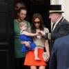 Victoria Beckham et sa fille Harper à Londres, le 24 avril 2013.