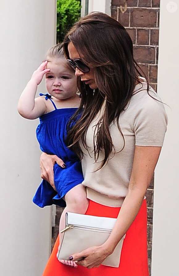 Victoria Beckham et sa fille Harper à Londres, le 24 avril 2013.