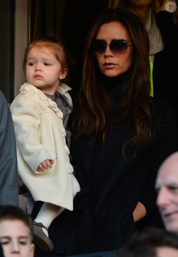Victoria Beckham et sa fille Harper assistent au match PSG-Nancy au Parc des Princes. Paris, le 9 mars 2013.