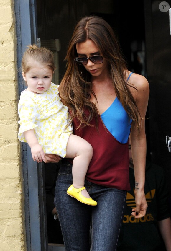 Victoria Beckham et sa fille Harper à Beverly Hills, le 4 avril 2013.