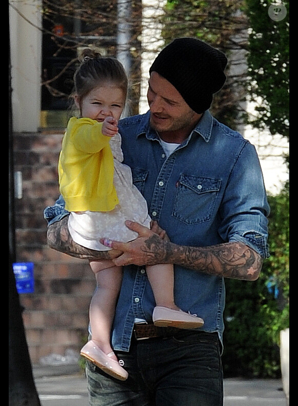 David Beckham et sa fille Harper dans le quartier de Notting Hill à Londres, le 24 avril 2013.