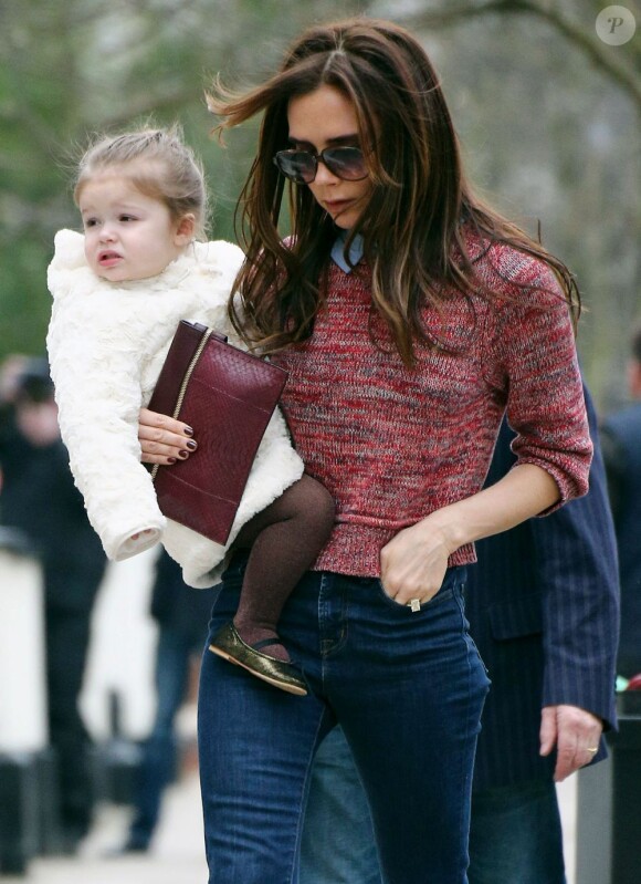 Victoria Beckham et sa fille Harper à Londres, le 26 mars 2013.