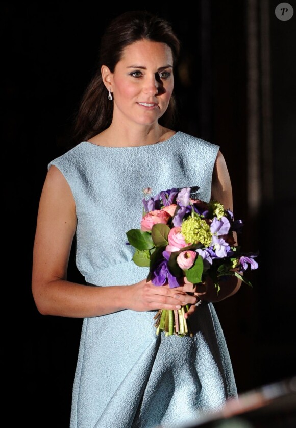Kate Middleton, enceinte et sublime en Emilia Wickstead, à la National Portrait Gallery pour le 11e anniversaire de The Art Room, dont elle est la marraine, le 24 avril 2013 à Londres.