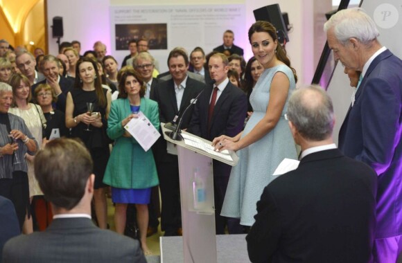 Kate Middleton, enceinte et sublime en Emilia Wickstead, exprime sa fierté à la National Portrait Gallery pour le 11e anniversaire de The Art Room, dont elle est la marraine, le 24 avril 2013 à Londres.