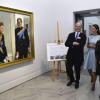 Kate Middleton, enceinte et sublime en Emilia Wickstead, observe un double portrait des princes William et Harry à la National Portrait Gallery pour le 11e anniversaire de The Art Room, dont elle est la marraine, le 24 avril 2013 à Londres.