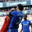 Branislav Ivanovic mordu par Luis Suarez le 21 avril 2013 lors du match entre Liverpool et Chelsea