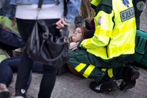 Les fans de Justin Bieber, pris en charge par les secours, après le concert du chanteur à Stockholm, le 24 avril 2013.