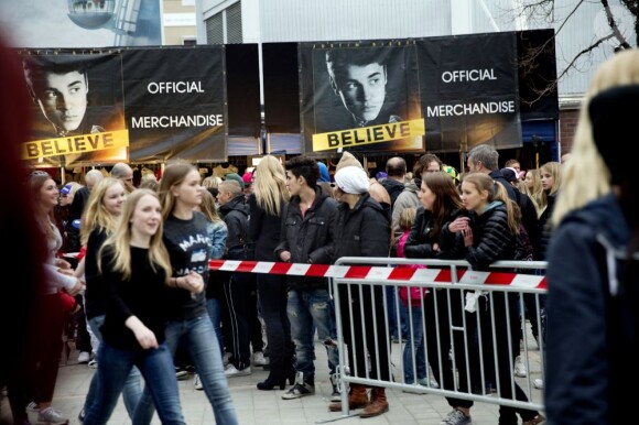 Les fans de Justin Bieber attendent à la sortie du concert du chanteur à Stockholm, le 24 avril 2013.