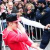 Justin Bieber sort de son hôtel en dansant avec un ami pour se rendre à son concert à Stockholm, le 24 avril 2013.