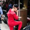 Justin Bieber sort de son hôtel en dansant avec un ami pour se rendre à son concert à Stockholm, le 24 avril 2013.