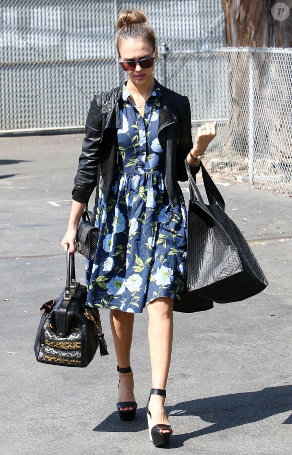 Jessica Alba arrive à ses bureaux de Honest.com à Santa Monica, Los Angeles, le 25 avril 2013.