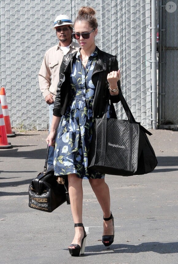 Jessica Alba, coiffée d'un bun, arrive à ses bureaux de Honest.com à Santa Monica, Los Angeles, le 25 avril 2013.