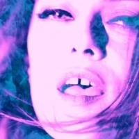 Vanessa Paradis : Sirène sensuelle et psychédélique dans le clip de Love Song