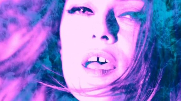Vanessa Paradis : Sirène sensuelle et psychédélique dans le clip de Love Song