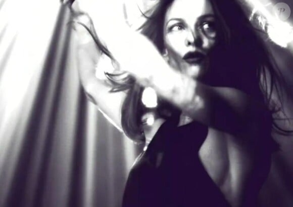 Vanessa Paradis Love Song, le clip de son nouveau tube tiré de son prochain album dont la sortie est prévue le 13 mai 2013.