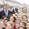 Le prince des Pays-Bas Willem-Alexander et la princesse Maxima assistent au coup d'envoi des Jeux du Roi dans une école primaire de la ville d'Enschede, le 26 avril 2013.
