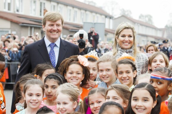 Le prince des Pays-Bas Willem-Alexander et la princesse Maxima assistent au coup d'envoi des Jeux du Roi dans une école primaire de la ville d'Enschede, le 26 avril 2013.