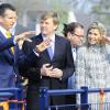 Le prince héritier des Pays-Bas Willem-Alexander et la princesse Maxima assistent au coup d'envoi des Jeux du Roi. Enschede, le 26 avril 2013.