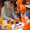 La princesse Maxima des Pays-Bas, maternelle avec les enfants d'une école primaire pour le coup d'envoi des Jeux du Roi dans la ville d'Enschede. Le 26 avril 2013.