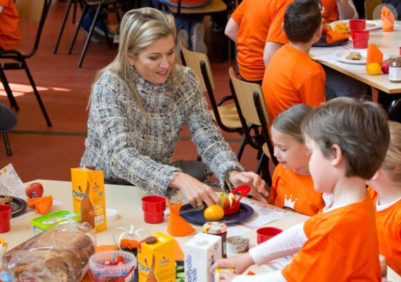 La princesse Maxima des Pays-Bas, maternelle avec les enfants d'une école primaire pour le coup d'envoi des Jeux du Roi dans la ville d'Enschede. Le 26 avril 2013.