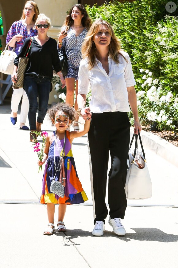 Ellen Pompeo et sa fille Stella à la garden party organisée par la marque de couches Huggies, à Los Angeles, le 27 avril 2013.