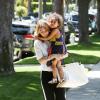 Ellen Pompeo et sa fille Stella se rendent à la garden party organisée par la marque de couches Huggies, à Los Angeles, le 27 avril 2013.