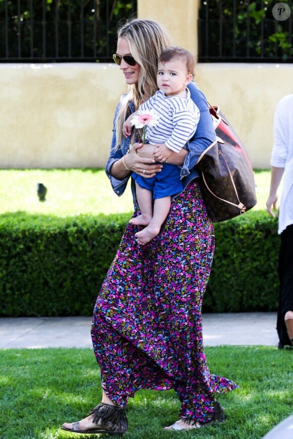 Molly Sims emmène son fils Brooks à la garden party organisée par la marque de couches Huggies, à Los Angeles, le 27 avril 2013.