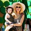 Rachel Zoe et son fils Skylar à la garden party organisée par la marque de couches Huggies, à Los Angeles, le 27 avril 2013.